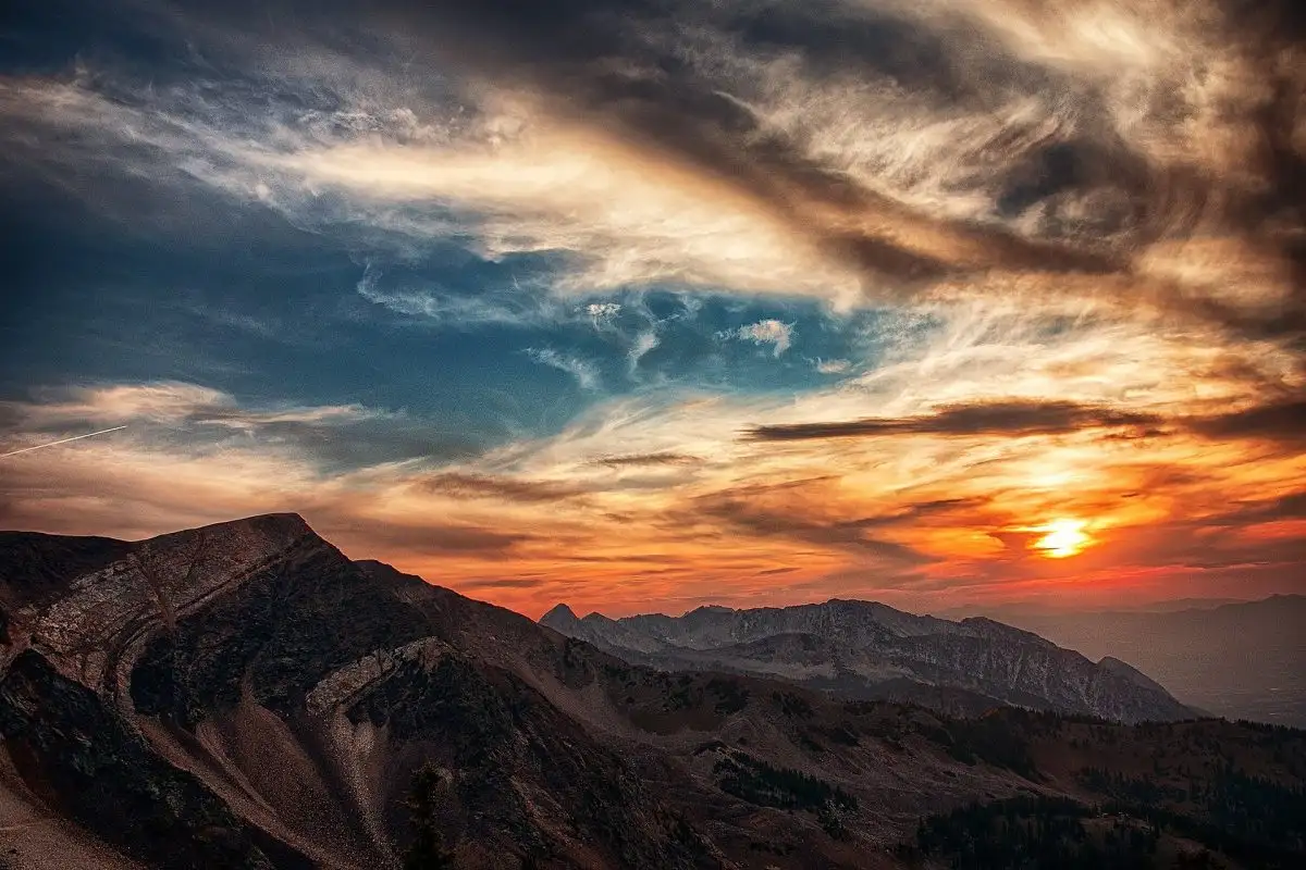 Bergkette im Abendlicht mit dramatischem Wolkenhimmel
