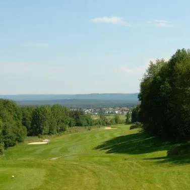 Spielbahn des GC Barbarossa mit Blick über bewaldete Hügel der Pfalz