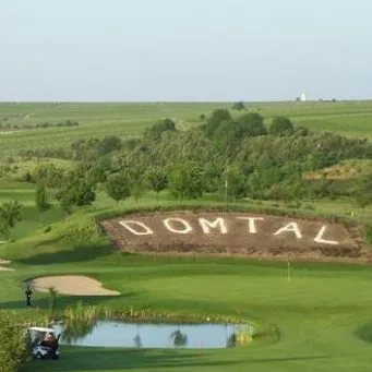 Golfplatz Domtal Mommenheim mit dem in den Hang gesetzten Schriftzug „Domtal"