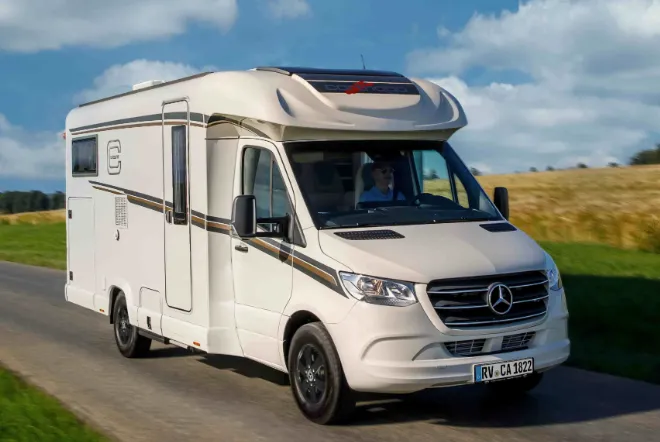Der Carthago C-Tourer 143T LE von schräg vorn auf einer Landstraße