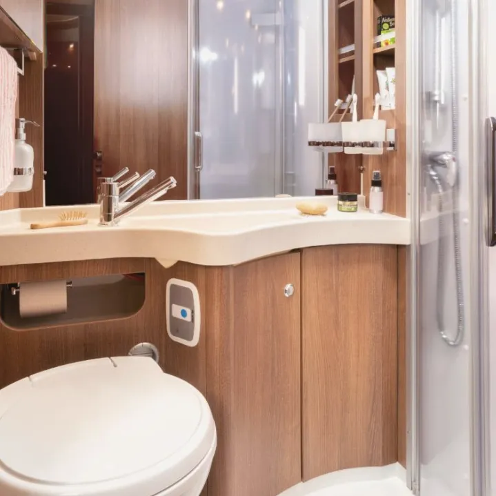Badbereich mit Waschbecken, Spiegelschrank und separatem Duschraum