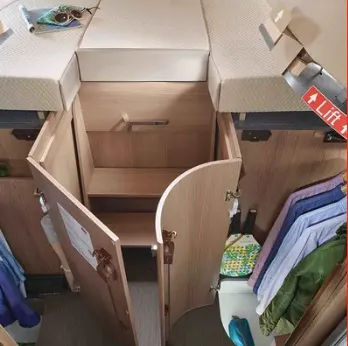 Blick in den Kleiderschrank und den Stauraum unter den Betten